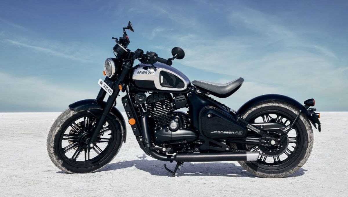 jawa-42-bobber-black-mirror-side-view jawa-42-bobber-black-mirror-side-view