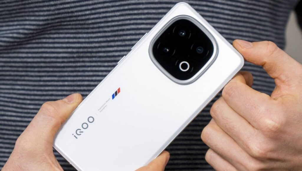 iQOO 15 Mini कॉम्पैक्ट फोन, 7000mAh बैटरी और OnePlus 15T से टक्कर iQOO 15 MiNi News